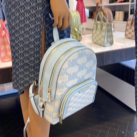 Michael Kors Jaycee Medium Logo Zip Pocket Backpack
35S3G8TB2J
Vista Blue - Picture 14 of 16